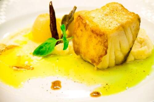 No detalhe, o prato principal da noite: Darne de Bacalhau assado no azeite de oliva sobre cama de duo de batatas, ao sabor de alho-poró. (Foto: Pedro Antonio Heinrich/especial)