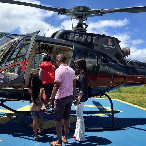 Alexandre Pires viaja com a família de helicóptero. (Crédito: Reprodução)