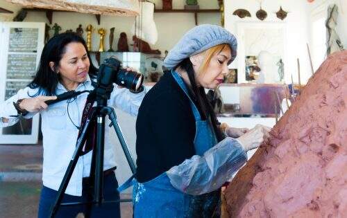 A psicanalista e cineasta Luzimar Stricher produziu um documentário sobre a vida e a obra da artista plástica Arminda Lopes. (Foto: Christiano P. Cardoso/divulgação)