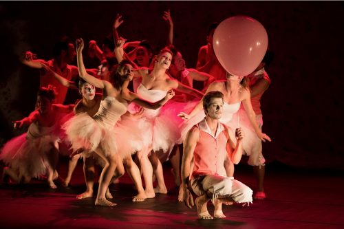 No detalhe: a beleza dos movimentos e da encenação do espetáculo "Muito Prazer... Piaf”. (Foto: Diogo Mascarenhas/divulgação)