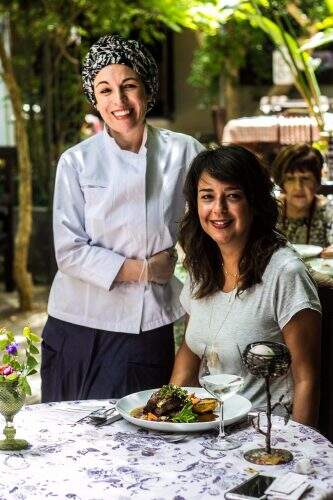 A chef Roberta Horn Gomes e Fernanda Sicca no jardim do aconchegante restaurante. (Foto: Jackson Ciceri/O Sul)