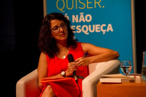 Vanessa Schmitt, dirigente da Associação de Professores de Francês do Rio Grande do Sul, foi a mediadora do bate-papo com o escritor francês Patrick Chamoiseau. (Foto: Pedro Antonio Heinrich/especial) 