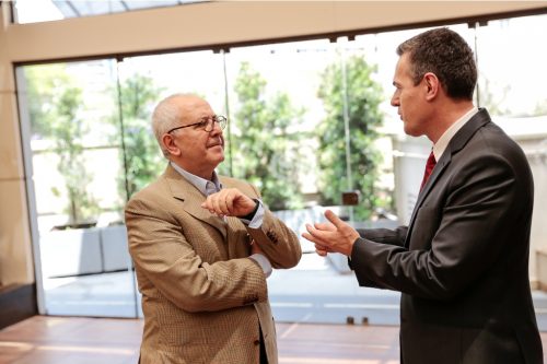 Antônio Kandir em conversa com Alexandre Randon. (Foto: Vinni Dalla Rosa/divulgação) 