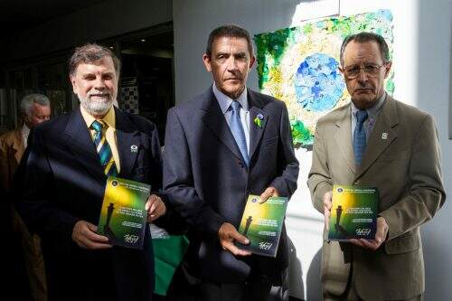 Júlio Cézar Benites Teixeira, Marco Elias Dangui e Luiz Ernani Caminha Giorgis lançaram o livro “A História da Liga da Defesa Nacional no Rio Grande do Sul”. (Foto: Pedro Antonio Heinrich/especial)