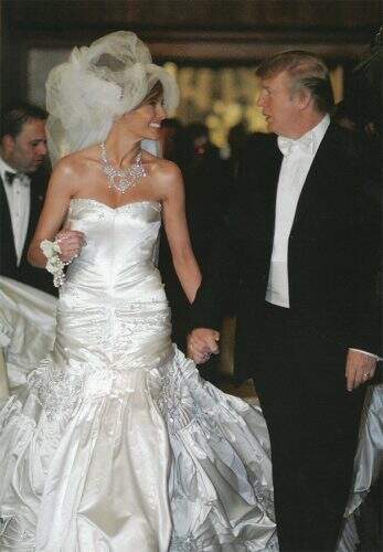 Melania se casou com o empresário em 2005 com um vestido com mais de 1,5 mil cristais bordados. (Foto: Reprodução)