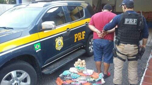 Maços de cigarros contrabandeados seriam levados para Santa Maria (foto: PRF/divulgação)