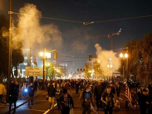 Milhares de manifestantes protestam no país (Foto: William Gagan/Reuters )