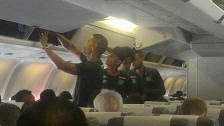 Jogadores no avião da Chapecoense. (Foto: Facebook/Reprodução)
