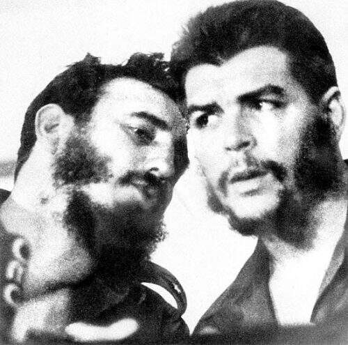 Os líderes da Revolução Cubana, Fidel Castro (E) e o argentino Che Guevara (Foto: Reprodução)