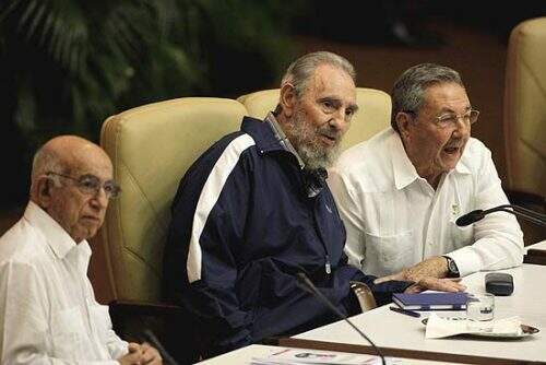 Rául Castro (D.), ao lado do irmão Fidel (C) (Foto: AFP)