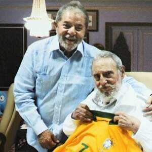 Registro do encontro do ex-presidente Lula com Fidel Castro, em Cuba, em 2014. (Foto: Divulgação)