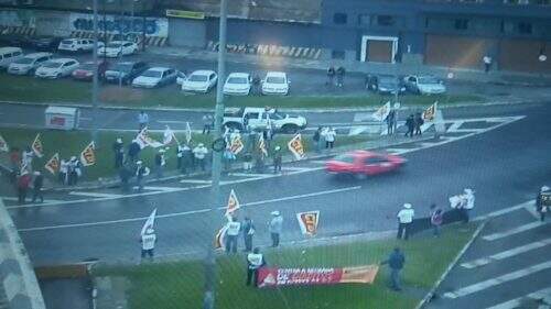 Outro grupo de manifestantes se concentra na Avenida Mauá em frente a Rodoviária, sentido bairro-Centro (Foto: EPTC/Divulgação)