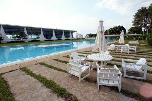 Vista da piscina do Palácio da Alvorada, residência oficial do Presidente da República, em Brasília (Foto: Folhapress)