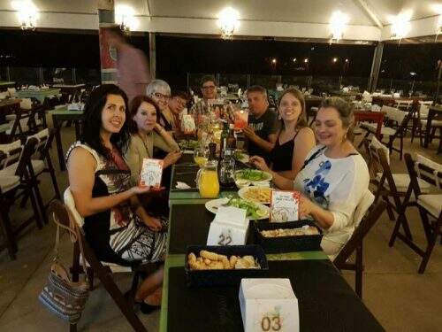 O grupo de jornalistas no Restaurante, junto com o proprietário, Leonardo Boruchovas.