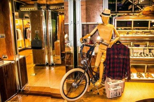 Moda passeio: o manequim, pronto para sair de bicicleta dos espaços da Hemb. O complemento é a camisa de estilo bem contemporâneo. (Foto: Jackson Ciceri/O Sul)