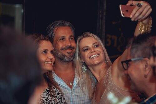 Selfie: Bárbara Carrion com o casal Bebety Schmidt Albrecht e Kiko Asmuz. (Foto: Douglas Santos/divulgação)