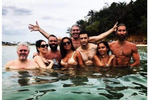 Anitta foi clicada junto a Pedro Almodóvar e amigos na Bahia. (Foto: Reprodução)
