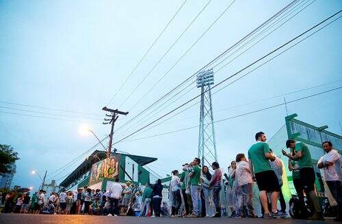 Torcedores formam fila para entrar na Arena Condá (Foto: Ricardo Moraes/Reuters)