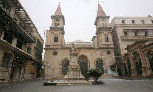 A fachada da catedral e de prédios vizinhos guardam marcas das explosões. (Foto: Reprodução)