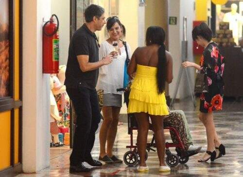 Apresentador posou com fãs. (Foto: Reprodução)