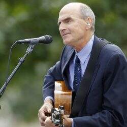 Cantor James Taylor se apresenta durante homenagem às vítimas dos atentados de 11 de setembro de 2001 (Foto: Brian Snyder/Reuters)