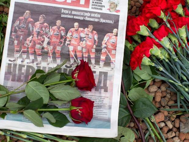 Fãs deixam flores em homenagem aos atletas mortos do Yaroslavl Locomotiv. (Foto: reprodução)