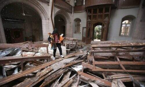 Os jovens vasculharam os escombros da catedral em buscas de peças para o presépio. (Foto: Reprodução) 