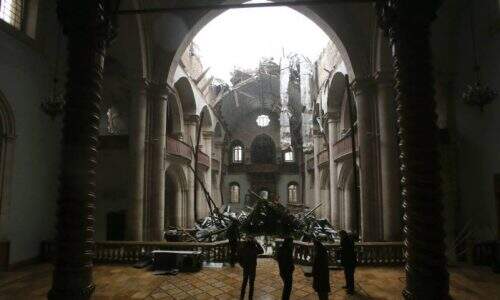 O teto da nave principal desabou sobre os bancos da catedral. (Foto: Reprodução)