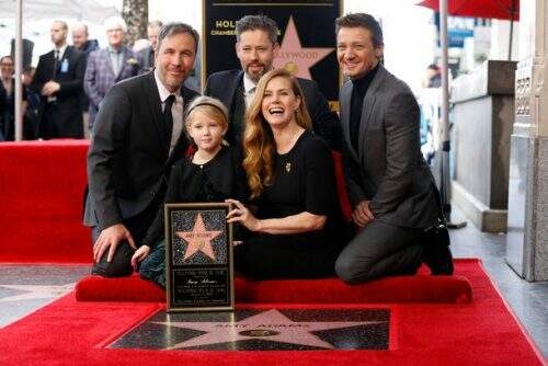 Amy Adams recebe a estrela da Calçada da Fama de Hollywood; ao lado da atriz (a partir da esquerda): o diretor Denis Villeneuve, Aviana Olea Le Gallo (filha de Amy) e o ator Jeremy Renner (foto: reprodução).