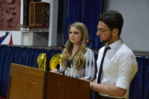 Isadora Badalotti Telöken e o colega, Rafael Lippert, durante as falas na recente formatura no Colégio Farroupilha. (Foto: Divulgação)