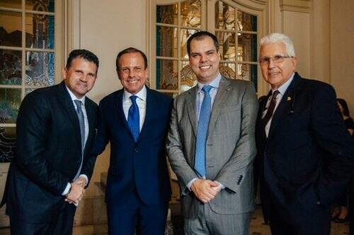 Jeferson Santos, João Doria, Bruno Covas e Francisco Santos na concorrida cerimônia de posse no Teatro Municipal de São Paulo. (Foto: Divulgação/Prefeitura de SP)