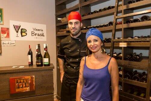 Carla Azevedo e o chef Jacopo Carandini preparam jantar elogiado na abertura da temporada da Vineria Brasil. (Foto: Pedro Antonio Heinrich/especial)