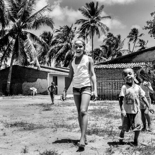 Pureza: a criançada de riso solto e inocente, retratada pelas lentes de Beto Rodrigues na comunidade de São Miguel dos Milagres, em Alagoas. (Foto: Beto Rodrigues/divulgação)