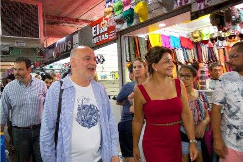 O curador francês Franck Marlot, caminhando ao lado de Elaine Deboni, comando do Camelódromo de Porto Alegre. Ele anunciou para abril a primeira mostra de arte a ser realizada no local. (Foto: Carlos Chaves/especial)