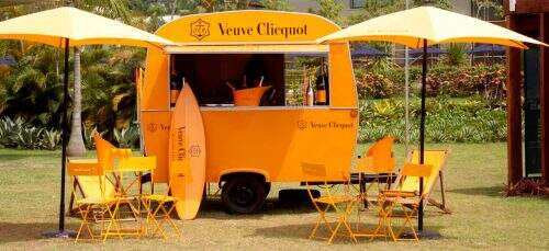  Estiloso: o Clicquot Yellow Trailer leva um dos mais categorizados champagnes para mais perto dos banhistas em Angra dos Reis. (Foto: Divulgação)