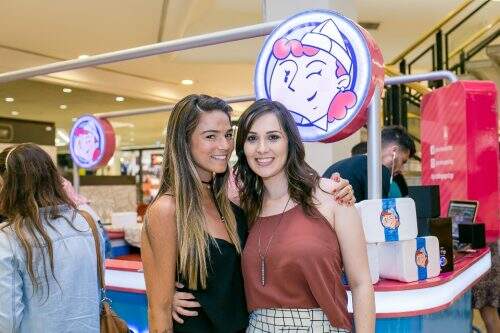 Laura Bier Moreira foi uma das primeiras blogueuses a cumprimentar Rhaíssa Mattiello pela nova empreitada de sua PopStop Picolés Especiais, no Shopping Iguatemi. (Foto: Evelise Morais/divulgação)