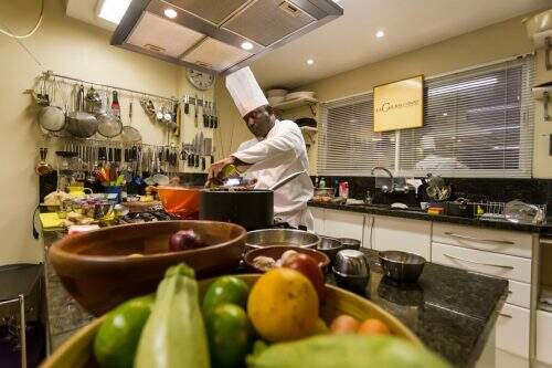  O chef Mamadou Sène teve uma bem sucedida aula de culinária na última semana na La Gourmandise. Nesta terça, volta ao espaço para novo encontro na Escola do Sabor. (Foto: Pedro Antonio Heinrich/especial)