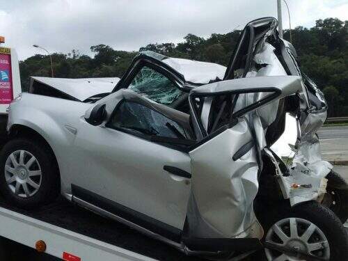 Automóvel teve a traseira destruída com o impacto (foto: reprodução).