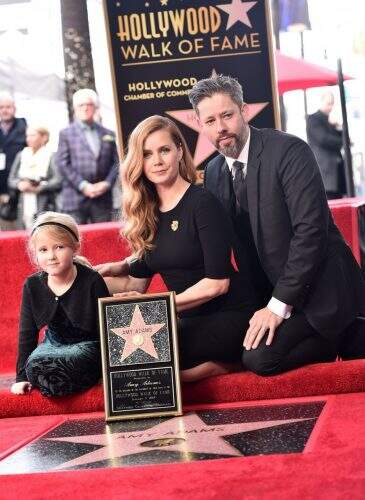 A atriz Amy Adams posa com a filha, Aviana Olea Le Gallo, e o marido, Darren Le Gallo, ao receber a estrela na Calçada da Fama de Hollywood (foto: reprodução).