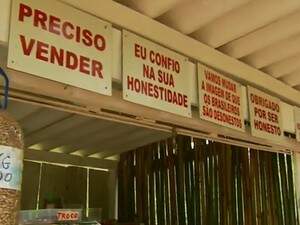 Plaquinhas explicam comércio feito na base da confiança (Foto: Reprodução)