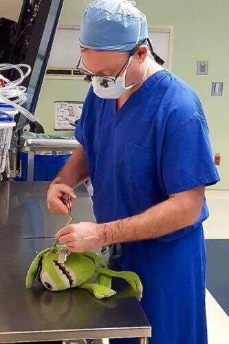 Médico "operou" brinquedo por causa de paciente criança (foto: reprodução/Facebook).