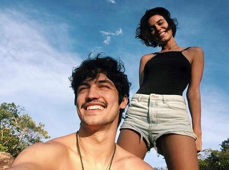 O casal Carla Salle e Gabriel Leone viajam com o grupo. (Foto: Reprodução/Instagram) 