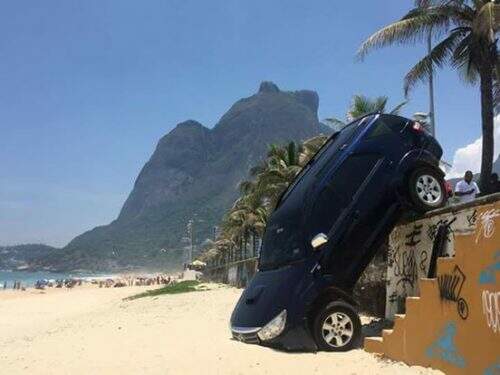 O veículo caiu na areia e ficou apoiado no para-choque. (foto: reprodução)