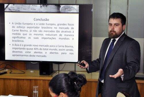 Analista de Relações Internacionais do Sistema Farsul, Renan dos Santos. Fotos: Gerson Raugust/ Divulgação Sistema Farsul.