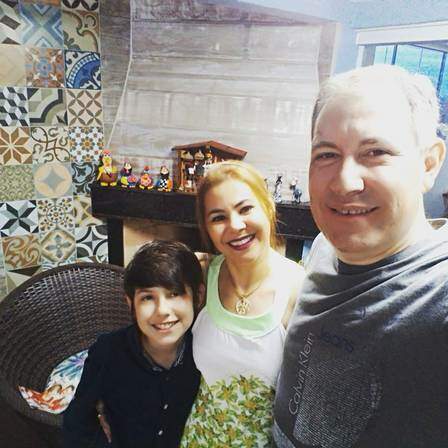 O jornalista Rafael Henzel ao lado da família (foto: reprodução/Instagram).