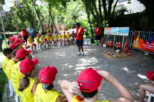 Bombeiros e EPTC ensinaram a 25 crianças sobre prevenção no mar e no trânsito. (Foto: Sofia Wolff/Palácio Piratini)