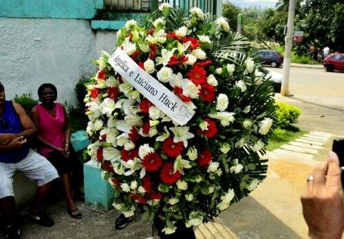 Coroa de flores enviada por Angélica e Luciano Huck. (Foto: Reprodução)