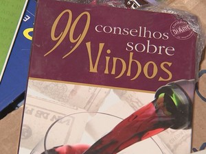 Vinhos entre livros escolares (Foto: Reprodução)