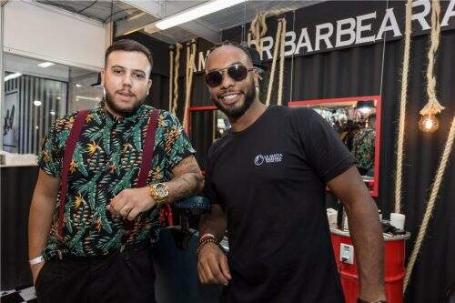 Fagner Feltes, usando as vestimentas dos barbeiros, e Alexandre Mendes, da equipe da barbearia La Mafia, que foi montada junto aos camarotes. (Foto: Pedro Antonio Heinrich/especial) 