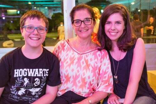 Os irmãos Amanda e Jean Gorziza com a mãe, Silvia Chaves acompanharam o espetáculo. (Foto: Pedro Antonio Heinrich/especial)